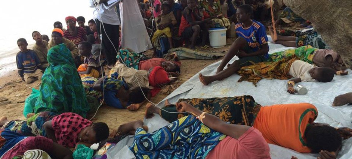 يونيسف تنزانيا والشركاء يعملون لتوفير الأدوية المنقذة للحياة والمستلزمات الطبية، للاجئين من بوروندي. الصورة: اليونيسف تنزانيا / فريدي لايمو