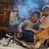 一名老挝妇女在家中生火。