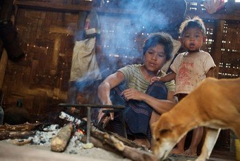 一名老挝妇女在家中生火。