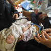 طفل حديث الولادة من النازحين  يتلقى جرعة تطعيم في صنعاء، اليمن. الصورة: منظمة الصحة العالمية / اليمن