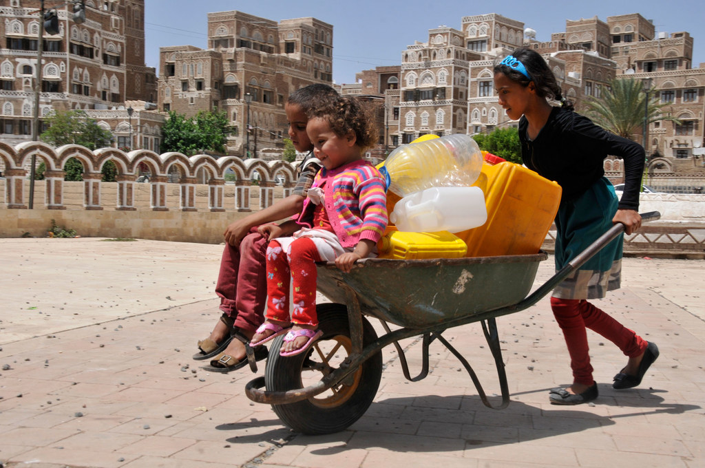 Des enfants avec des jerrycans à Sana'a, la capitale du Yémen. 
