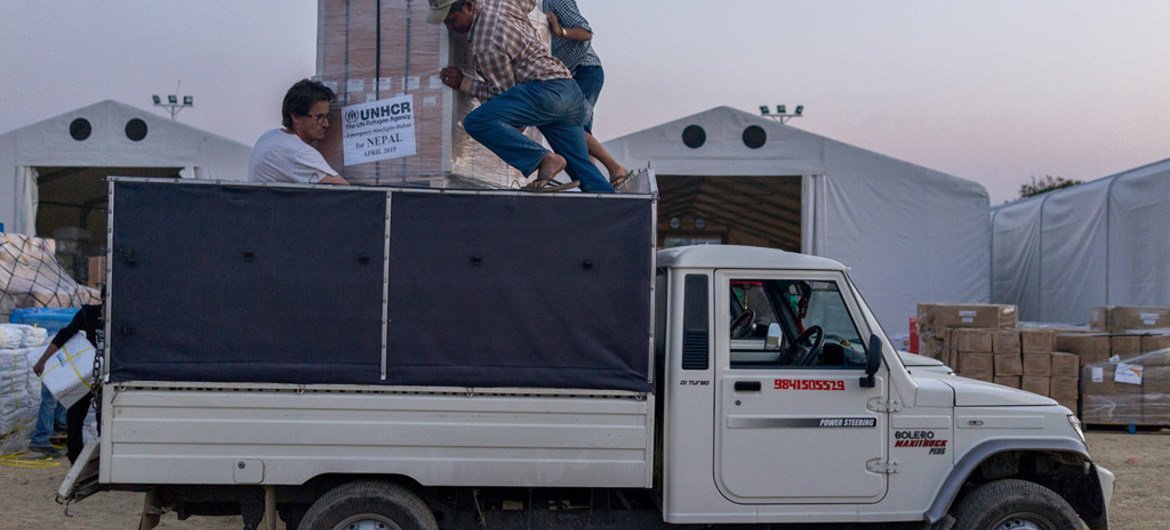 志愿者正在加德满都国际机场将救援物资装上卡车。难民署图片/Brian Sokol