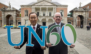 Le Secrétaire général de l'ONU, Ban Ki-moon (à gauche), et le Ministre des affaires étrangères irlandais, Charles Flanagan, commémorant le 60ème anniversaire de l'adhésion de l'Irlande aux Nations Unies à Dublin. Photo : ONU / Evan Schneider