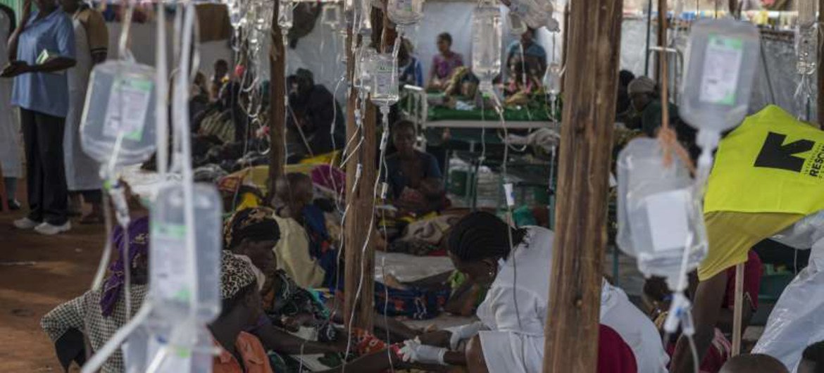 لاجئون من بوروندي يعالجون من الإسهال الحاد في مركز لعلاج الكوليرا في كيغوما تنزانيا. صور: مفوضية الأمم المتحدة السامية لشؤون اللاجئين / ب لويساو