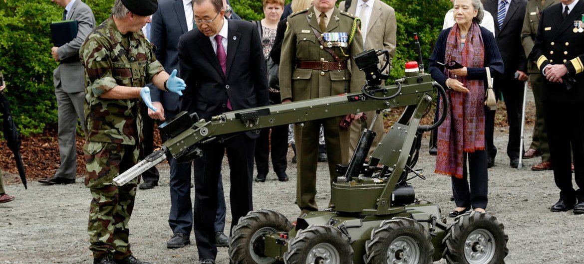 Secretary-General Ban Ki-moon (second left) visits the United Nations Training School of Ireland (UNTSI) at Curragh Defense Forces Training Camp in Ireland.