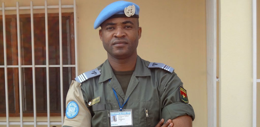 Oscar Ouedraogo, Casque bleu de l’ONU, est officier pénitentiaire au sein de la Mission intégrée multidimensionnelle de stabilisation des Nations Unies en République centrafricaine (MINUSCA). Photo : MINUSCA