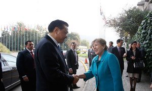 Executive Secretary of the Economic Commission for Latin America and the Caribbean (ECLAC) Alicia Bárcena (right) greets Chinese Premier Li Keqiang.