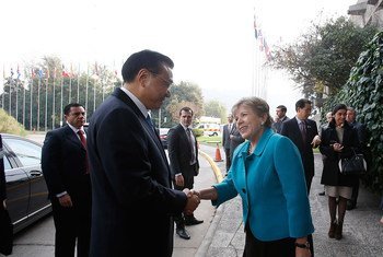 Executive Secretary of the Economic Commission for Latin America and the Caribbean (ECLAC) Alicia Bárcena (right) greets Chinese Premier Li Keqiang.