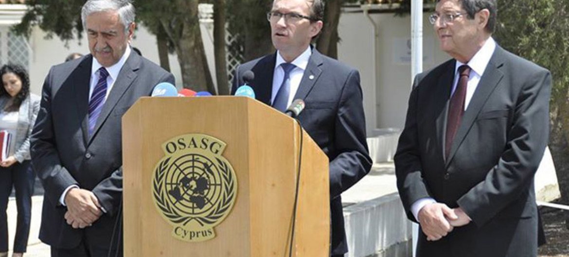 Statement delivered by Special Adviser on Cyprus Espen Barth Eide (centre), on behalf of the Greek Cypriot leader Nicos Anastasiades (right) and the Turkish Cypriot leader Mustafa Akinci.