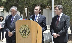 Le Conseiller spécial du Secrétaire général de l’ONU pour Chypre, Espen Barth Eide (centre), s'exprime au nom du dirigeant chypriote grec Nicos Anastasiades (droite) et du dirigeant chypriote turc Mustafa Akinci (gauche). Photo : UNFICYP