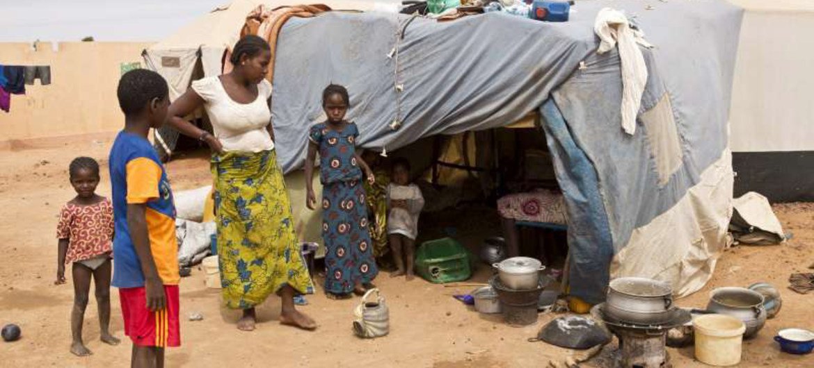 امرأة مع أطفالها خارج مأوى مؤقت في موبتي مالي. المصدر: مفوضية الأمم المتحدة السامية لشؤون اللاجئين / هيلين كو