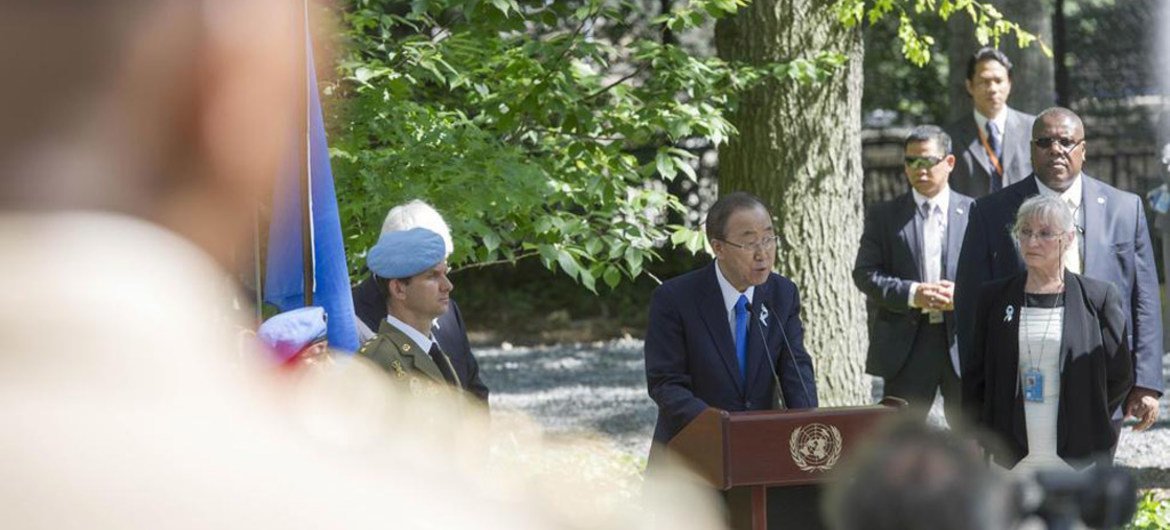 Le Secrétaire général de l'ONU, Ban Ki-moon, lors d'une cérémonie de dépôt de gerbe pour la Journée internationale des Casques bleus des Nations Unies. Photo : ONU / Mark Garten