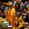 मई 2011 में महासभा हॉल में बुद्ध के जन्म के उत्सव, वेसाक दिवस के लिए संयुक्त राष्ट्र के विशेष कार्यक्रम के दौरान एक बौद्ध भिक्षु तस्वीर लेता हुए. 