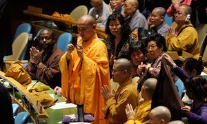 Un moine bouddhiste prend des photos lors d'un événement spécial de l'ONU pour la Journée du Vesak, qui célébre la naissance de Bouddha, à l'Assemblée générale, en mai 2011. Photo : ONU / Evan Schneider