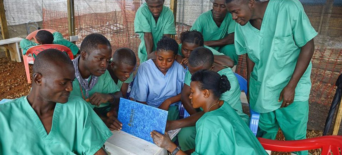 من الأرشيف: عاملون صحيون محليون في سيراليون، ينظمون  برنامج عملهم اليومي في مكافحة فيروس إيبولا. المصدر: منظمة الصحة العالمية / إس. اراندا