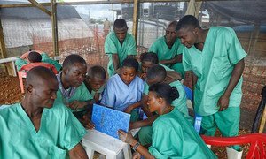 En Sierra Leone, des professionnels de santé discutent de leur journée de travail dans le cadre de la lutte contre Ebola. Photo OMS/S. Aranda