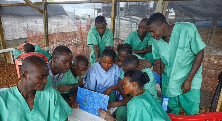 Trabajadores de salud de Sierra Leona durante el brote de ébola. Foto de archivo: OMS/S. Aranda