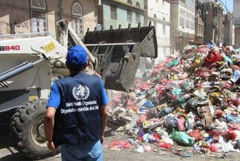 WHO and the Cleaning and Improvement Fund in Yemen have launched a cleanup campaign targeting Al-Tahrir and Maen districts, the two most populated areas in Sana’a, where tons of garbage continue to accumulate.