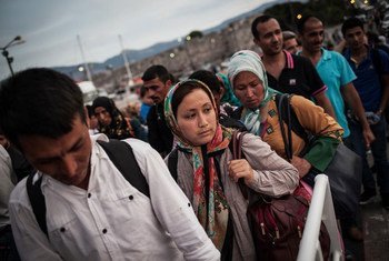 Des réfugiés syriens munis de leur passeport montant à bord d'un ferry entre l'île grecque de Kos et Athènes où ils seront enregistrés. Photo HCR/S. Baltagiannis