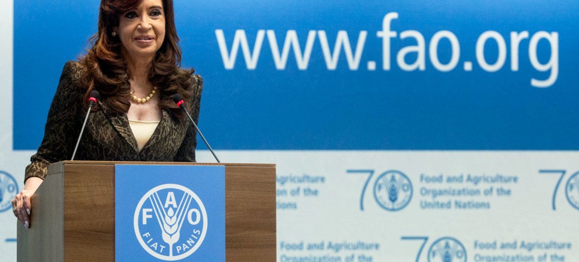 La presidenta argentina Cristina Fernández de Kircher se digige a los delegados participantes en la 39 Sesión de la Conferencia de la FAO. Foto: FAO/Alessandra Benedetti