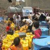 La Organización Mundial de la Salud ha estado entregando agua a los desplazados internos de Yemen. Foto: OMS