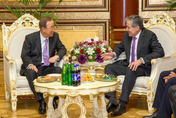 Le Secrétaire général Ban Ki-moon rencontre le Ministre des affaires étrangères du Tadjikistan, Sirodjidin Aslov, à Douchanbé. Photo ONU/Rick Bajornas