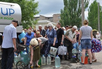 في أوكرانيا، السكان المتضررين من الصراع في إقليم لوهانسك يحصلون على مياه الشرب. المصدر: اليونيسف