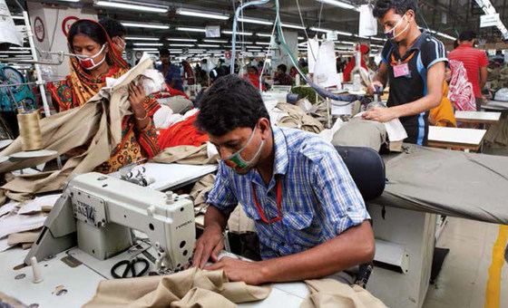 Trabalhadores em uma fábrica de roupas em Bangladesh. 