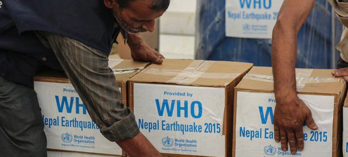 من الأرشيف: منظمة الصحة العالمية تستعد لنشر 50 طاقما طبيا في نيبال عام 2015. صور منظمة الصحة العالمية.