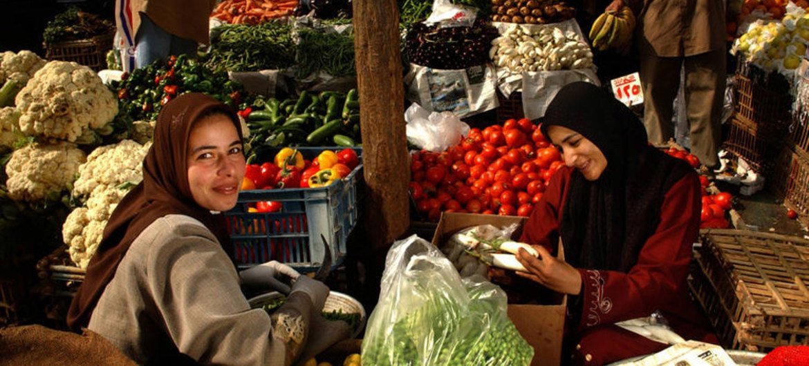 地中海地区繁荣的蔬菜水果市场。粮农组织图片/Ami Vitale