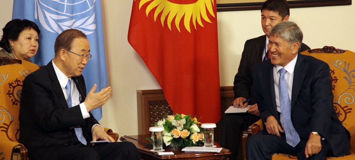 Ban Ki-moon y Almazbek Atambaev, presidente de Kirguistán. Foto: Sistema de la ONU en Kirguistán