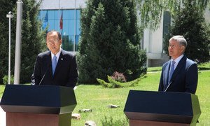Le Secrétaire général de l'ONU, Ban Ki-moon (gauche), lors d'une conférence de presse avec le Président Almazbek Atambaïev du Kirghizstan, à Bichkek. Photo : ONU