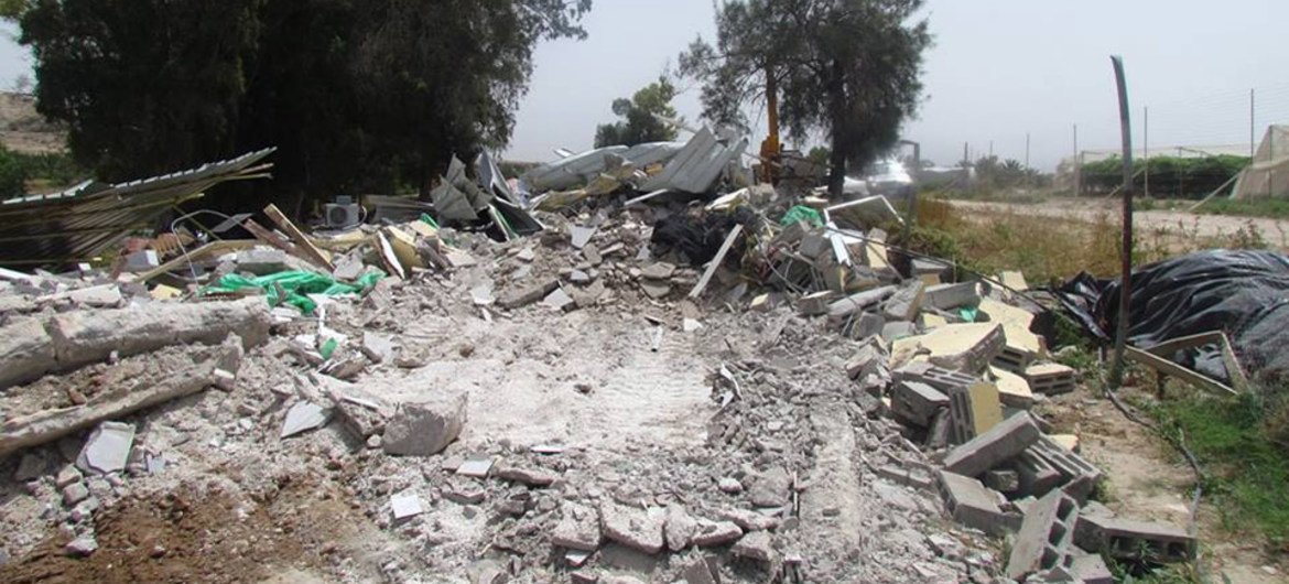 هدمت السلطات الإسرائيلية منزلا في المجتمع الفلسطيني في الجفتلك أبو عجاج في المنطقة ج من الضفة الغربية المحتلة في أبريل 2015. المصدر: مكتب تنسيق الشؤون الإنسانية (من الأرشيف)