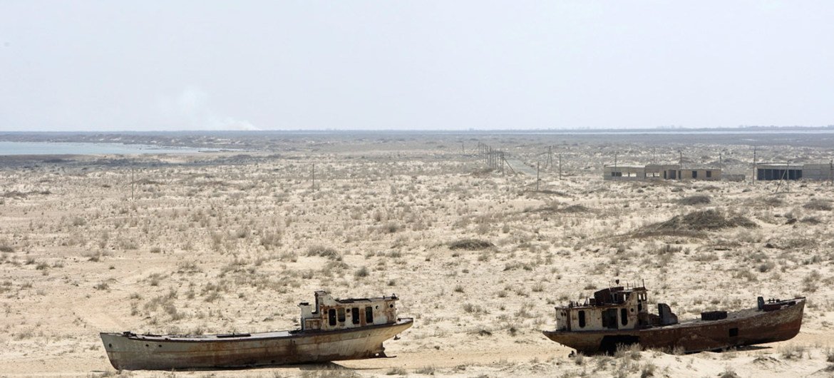 Des navires rouillés et abandonnés à Muynak, en Ouzbékistan, une ancienne ville portuaire au bord de la mer d'Aral. Photo ONU/Eskinder Debebe