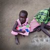 طفلان يلعبان خارج الخيام في موقع حماية المدنيين في بور عاصمة ولاية جونقلي في جنوب السودان. المصدر: مفوضية الأمم المتحدة لشؤون اللاجئين / كيت هولت