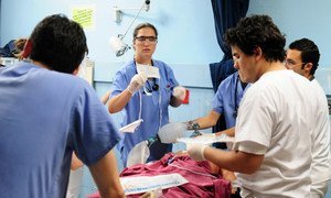 Un patient est pris en charge par le personnel médical de l'hôpital San Juan de Dios au Guatemala. Photo : Banque mondiale / Maria Fleischmann
