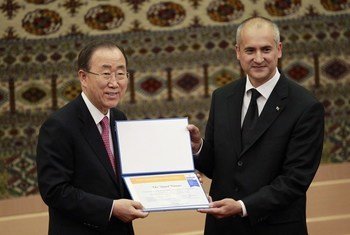 Secretary-General Ban Ki-moon and Professor Esen Aydogdiyev, Rector of the International University for Humanities and Development, during the presentation of the UN Academic Impact certificate in Ashgabat, Turkmenistan.
