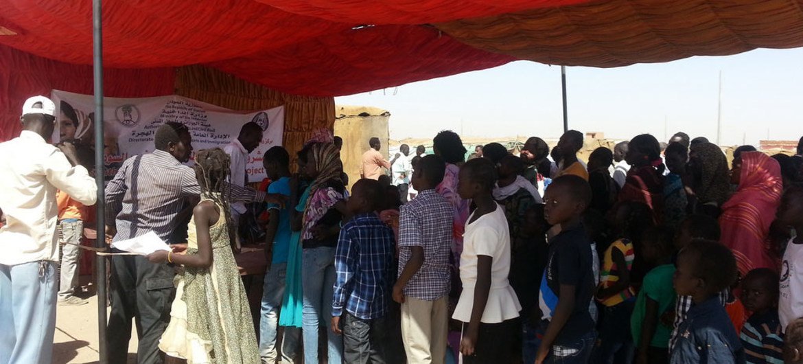 لاجئون من جنوب السودان في انتظار إجراءات التسجيل في السودان. من صور  المفوضية