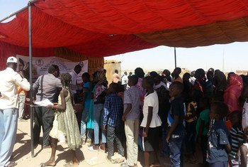 File d'attente de réfugiés du Soudan du Sud attendant d'être enregistrés au Soudan. Munis de cartes d'identité, ils pourront ainsi avoir accès à un ensemble de droits. Photo : HCR