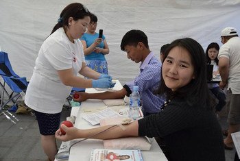 Jovem doadora de sangue na Mongólia