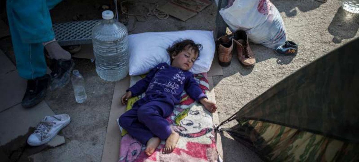 Un enfant de réfugiés dort à l'extérieur du centre de dépistage de Moria, sur l'île de Lesbos, en Grèce, en juin 2015. (archive)