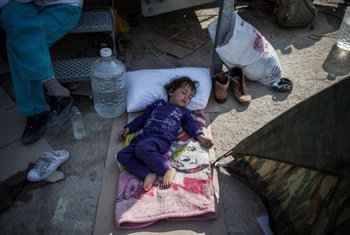 Un enfant de réfugiés dort à l'extérieur du centre de dépistage de Moria, sur l'île de Lesbos, en Grèce, en juin 2015. Photo : UNHCR / S. Baltagiannis