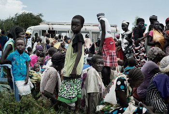 في باثاي  في ولاية جونقلي بجنوب السودان يقف النازحون في انتظار التسجيل لتوزيع الغذاء. من صوراليونيسف / يعقوب زوكرمان