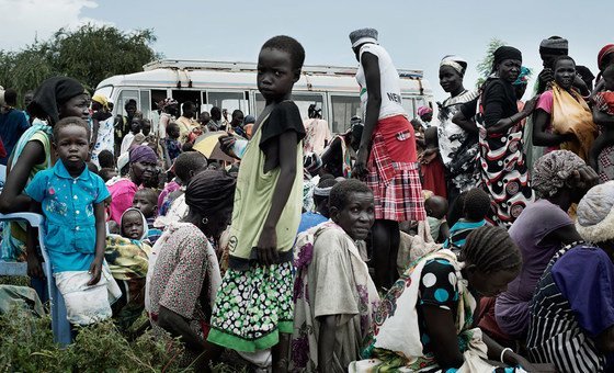 في باثاي  في ولاية جونقلي بجنوب السودان يقف النازحون في انتظار التسجيل لتوزيع الغذاء. 