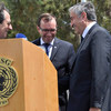 秘书长塞浦路斯事务特别顾问艾德（Espen Barth Eide）与塞浦路斯土耳其和希腊族领导人握手。联合国驻塞浦路斯维护特派团图片