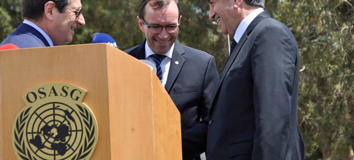 秘书长塞浦路斯事务特别顾问艾德（Espen Barth Eide）与塞浦路斯土耳其和希腊族领导人握手。联合国驻塞浦路斯维护特派团图片