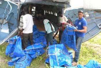 Des travailleurs humanitaires chargent un avion avec des kits de survie pour être distribués au Soudan du Sud. (archives)