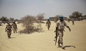 Des Casques bleus du Burkina Faso patrouillent dans les rues de Ber, un petit village à 60 km au nord-est de Tombouctou, au Mali, en avril 2014. 