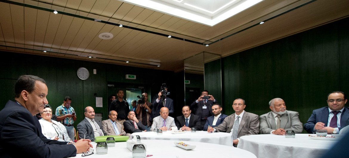 秘书长也门问题特使艾哈迈德会见参加日内瓦磋商的萨那代表团。联合国图片/Jean-Marc Ferré