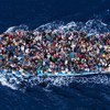 المئات من اللاجئين والمهاجرين على متن قارب صيد لحظات قبل أن تنقذهم   البحرية الايطالية في يونيو حزيران 2014. من صور: خفر السواحل الايطالية / ماسيمو سيستيني
